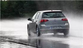 深圳線路板廠：雨天這么駕車，您家里人造嗎？