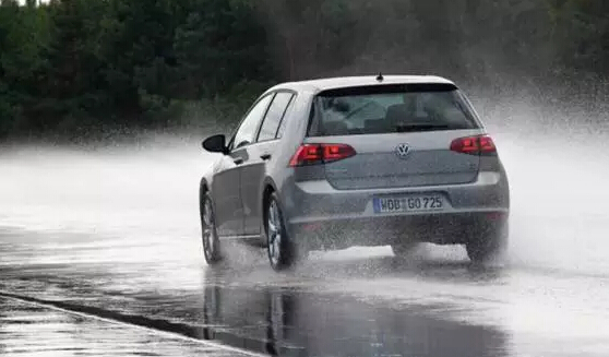 深圳線路板廠：雨天這么駕車，您家里人造嗎？