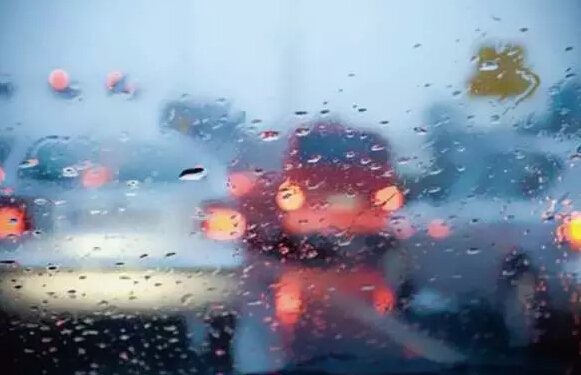 深圳線路板廠：雨天這么駕車，您家里人造嗎？