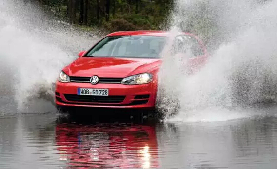 深圳線路板廠：雨天這么駕車，您家里人造嗎？
