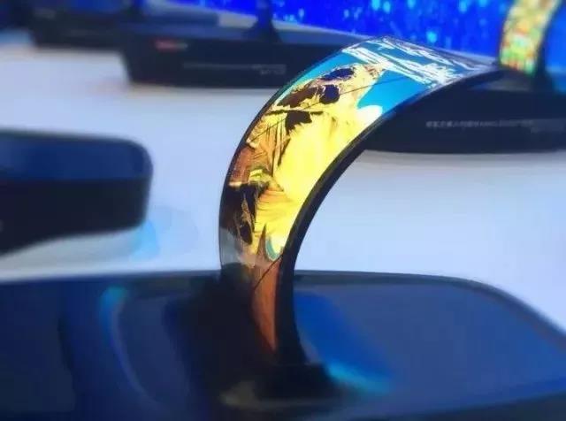 卷起來的手機(jī)，PCB小編想想還是覺得不可思議！